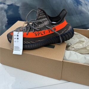 Selling these brand new Yeezy sneakers !For only $160 obo Size 5/12 men -woman 7